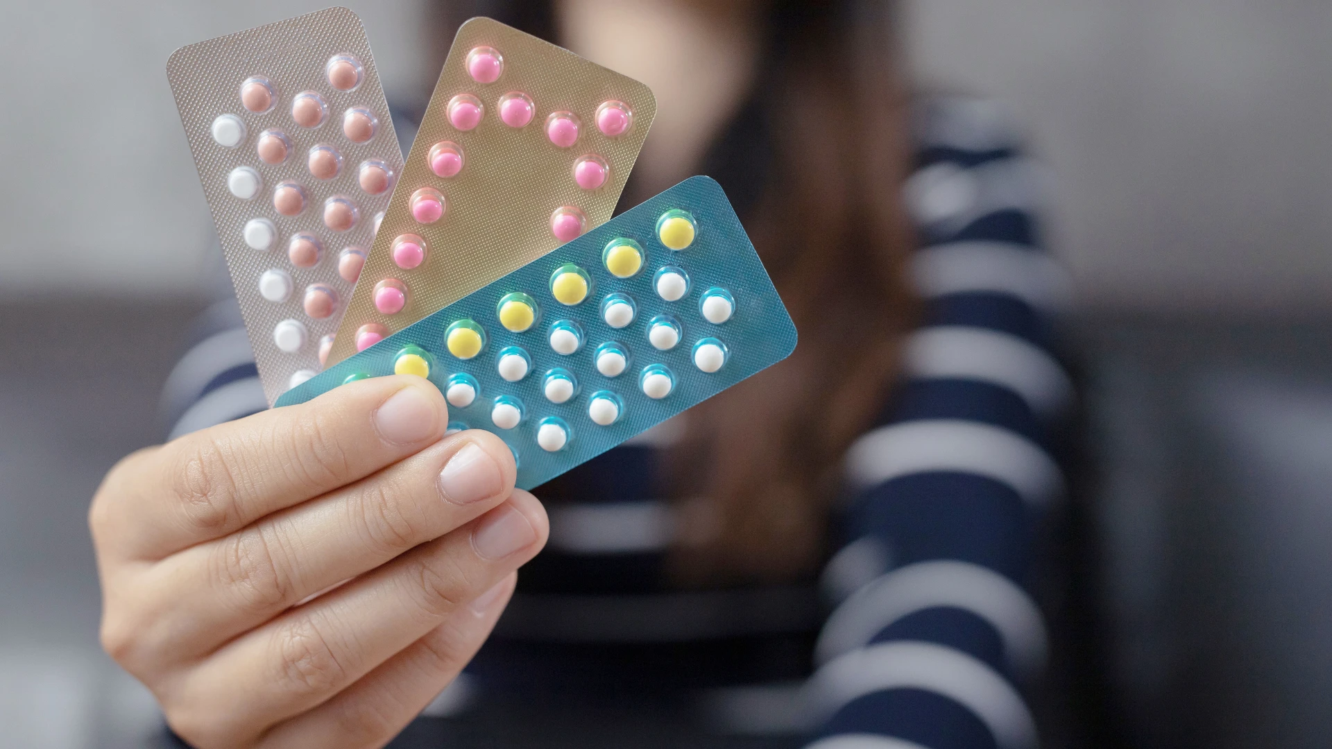 Jaki rodzaj pigułek antykoncepcyjnych wybrać? Jedno- czy dwuskładnikowe?